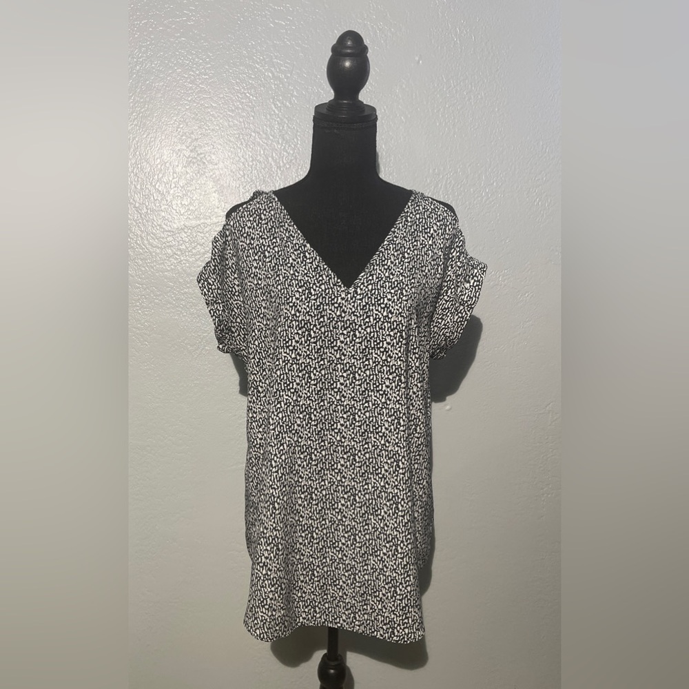 Express Cut-Out Shoulders Top
